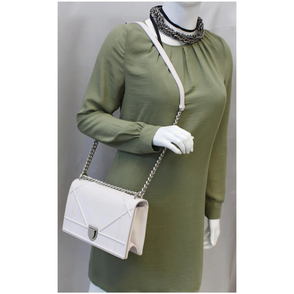 Pre-owned White Leather Medium Shoulder Bag L15311