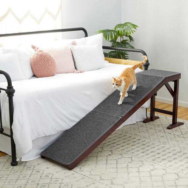 Wooden Carpeted Cat Dog Ramp E130935